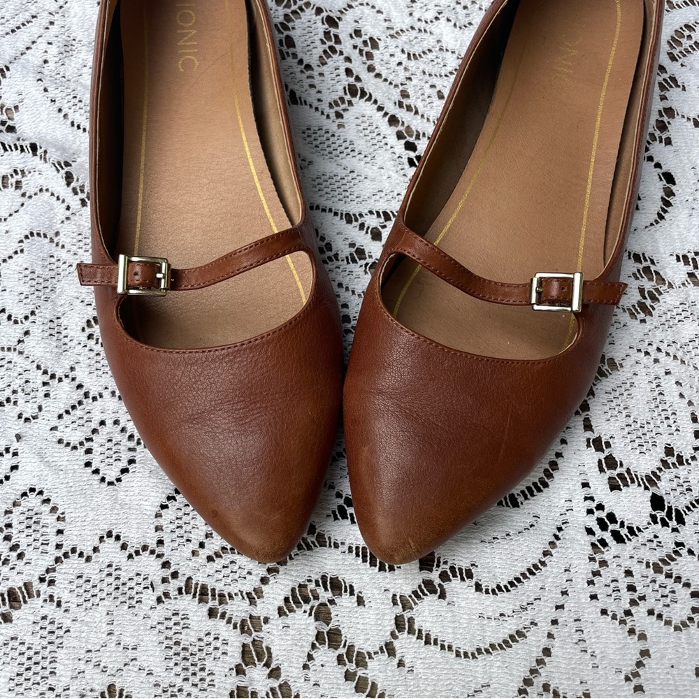 Vionic Delilah pointed toe brown buckle flats